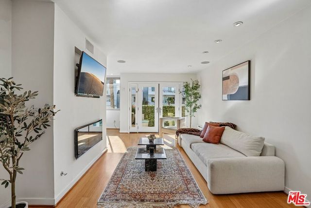 1124 N La Cienega Boulevard 301, West Hollywood, CA 90069