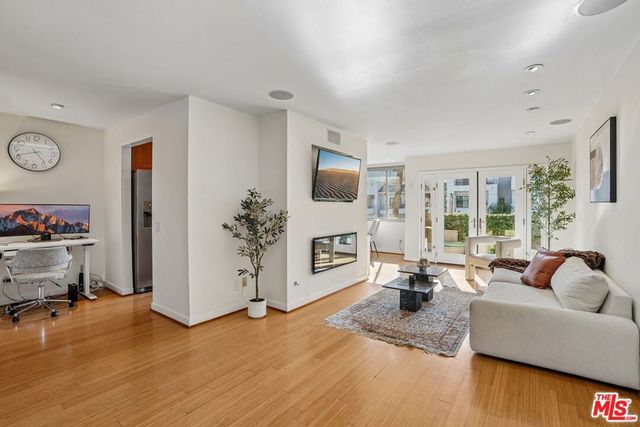 1124 N La Cienega Boulevard 301, West Hollywood, CA 90069