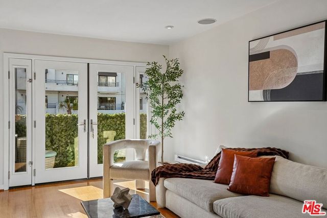 1124 N La Cienega Boulevard 301, West Hollywood, CA 90069