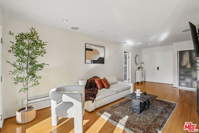 1124 N La Cienega Boulevard 301, West Hollywood, CA 90069