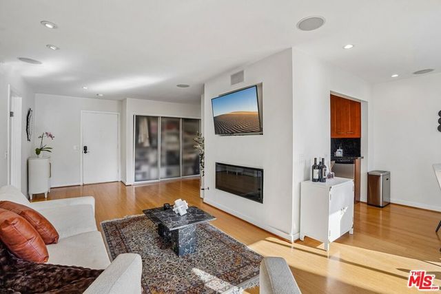 1124 N La Cienega Boulevard 301, West Hollywood, CA 90069