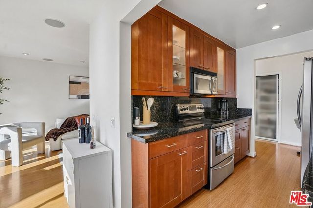 1124 N La Cienega Boulevard 301, West Hollywood, CA 90069