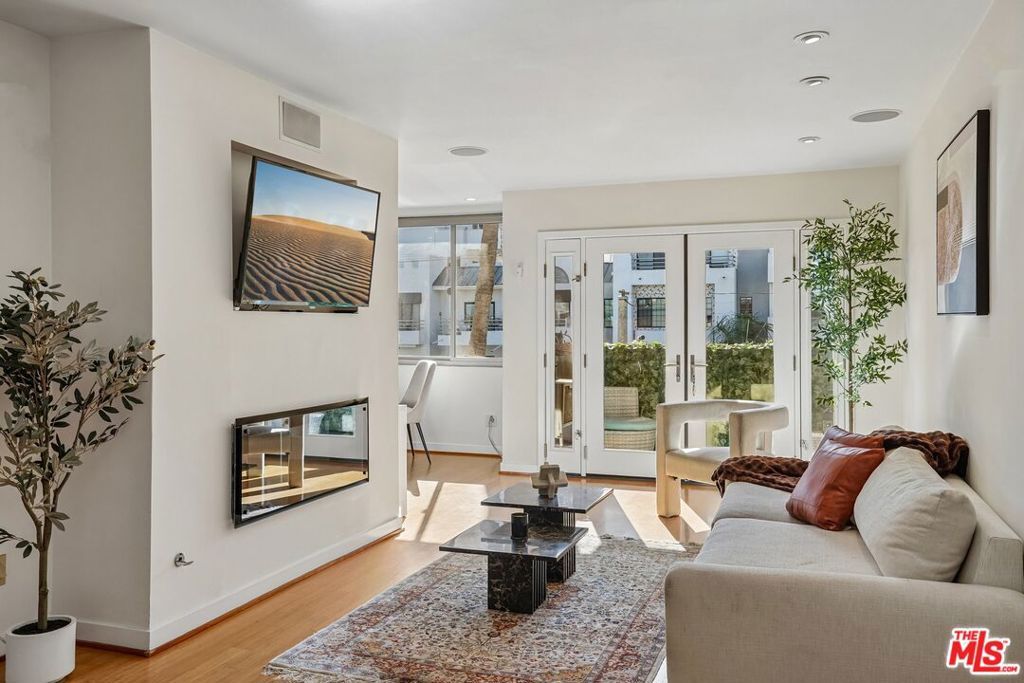 1124 N La Cienega Boulevard 301, West Hollywood, CA 90069