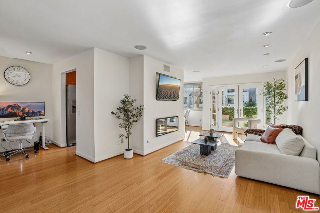 1124 N La Cienega Boulevard 301, West Hollywood, CA 90069 — photo 3