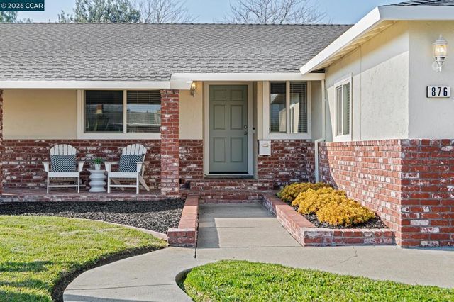 876 Santa Ana Dr, Pittsburg, CA 94565