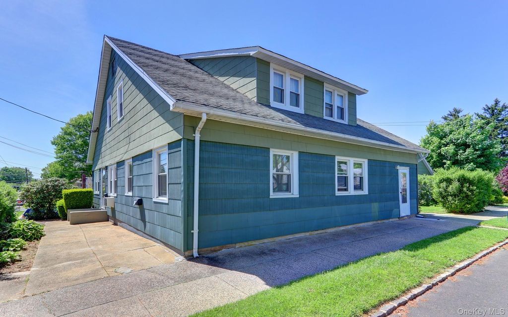 54 McKinley Avenue, Albertson, NY 11507