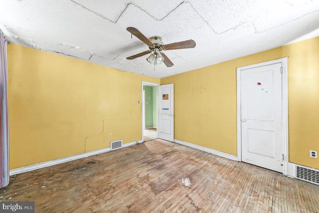 1300 WYCOMBE AVE, Darby, PA 19023