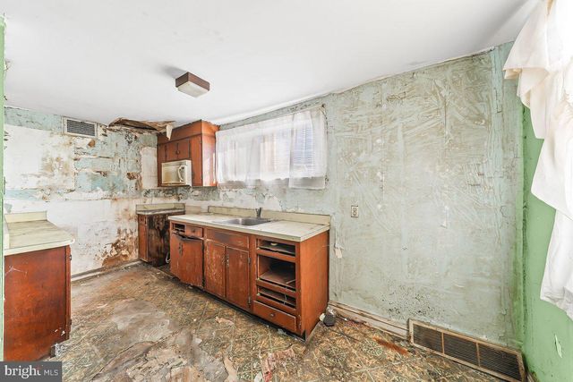 1300 WYCOMBE AVE, Darby, PA 19023