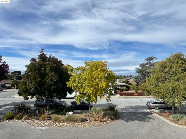 3365 Los Prados St, San Mateo, CA 94403