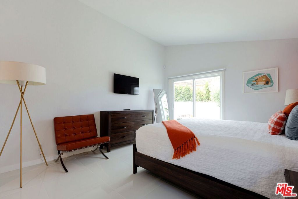 Image 12 of property listing at 900 S Nueva Vista Drive, Palm Springs, CA 92264