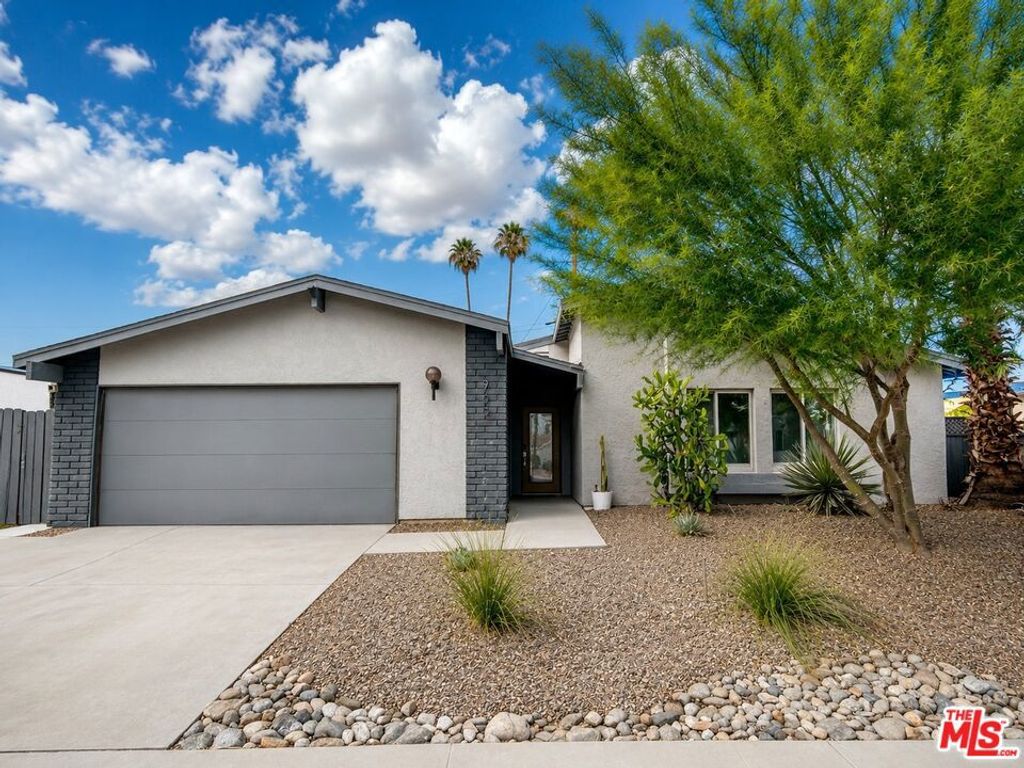 Image 15 of property listing at 900 S Nueva Vista Drive, Palm Springs, CA 92264