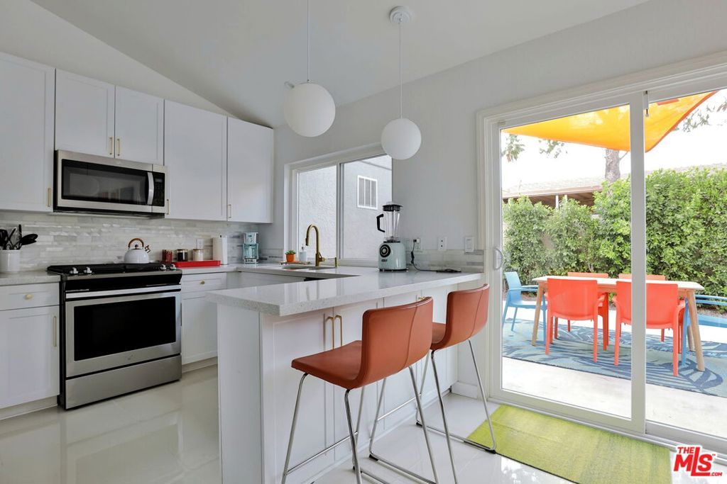 Image 7 of property listing at 900 S Nueva Vista Drive, Palm Springs, CA 92264