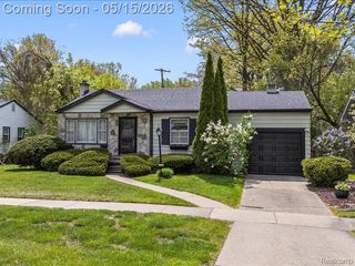 2229 E 8 Mile Road, Grosse Pointe, MI 48236