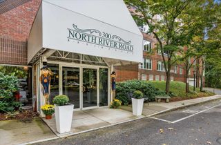 300 River Rd Apt 104, Manchester, NH 03104