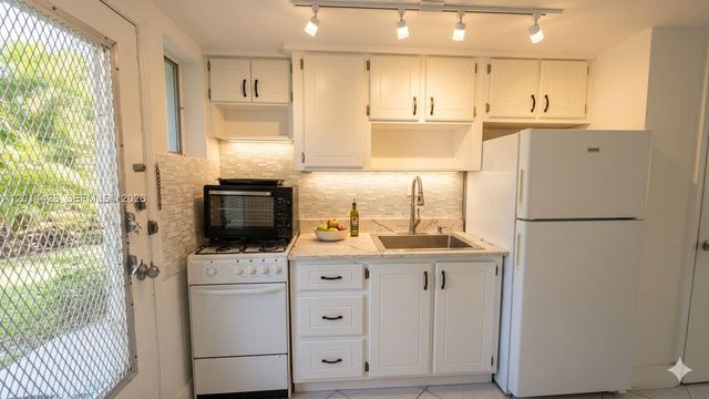6490 Collins Avenue 14, Miami Beach, FL 33141