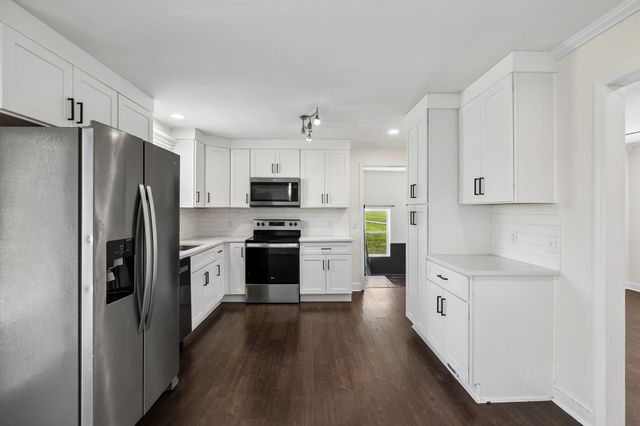 200 S Valley Rd, Hendersonville, TN 37075