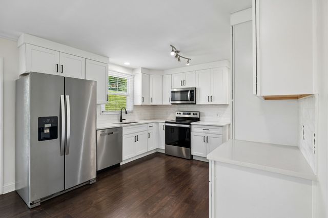 200 S Valley Rd, Hendersonville, TN 37075