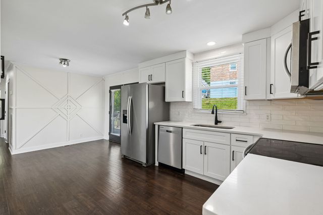 200 S Valley Rd, Hendersonville, TN 37075