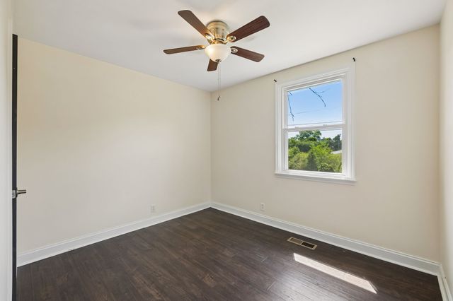 200 S Valley Rd, Hendersonville, TN 37075