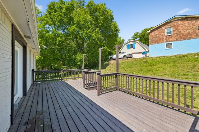 200 S Valley Rd, Hendersonville, TN 37075