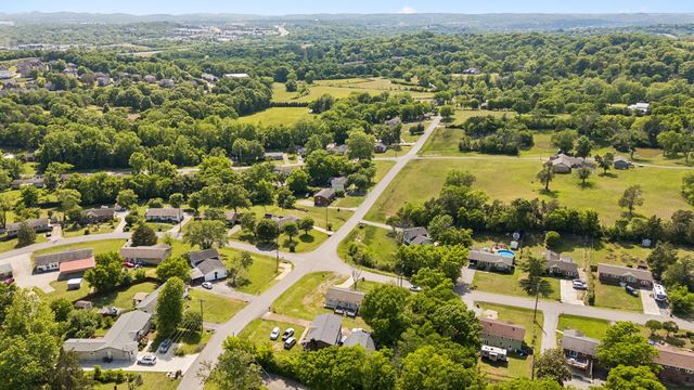 200 S Valley Rd, Hendersonville, TN 37075