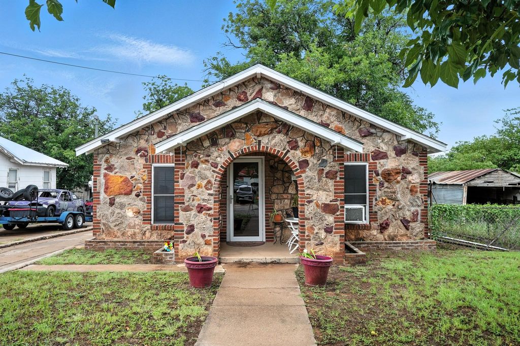 907 Bowie Street, Sweetwater, TX 79556