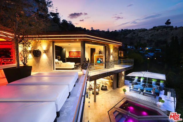 8356 SUNSET VIEW Drive, Los Angeles, CA 90069