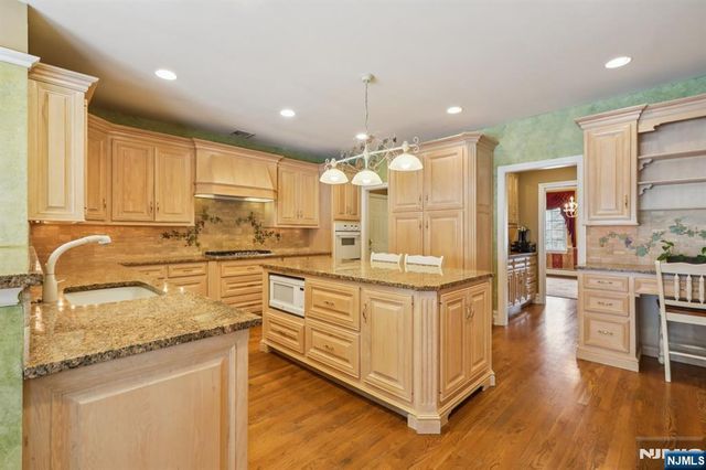 84 Walsh Drive, Mahwah, NJ 07430