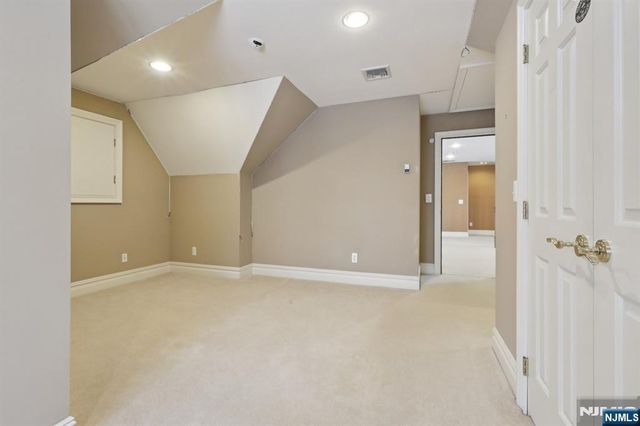 84 Walsh Drive, Mahwah, NJ 07430