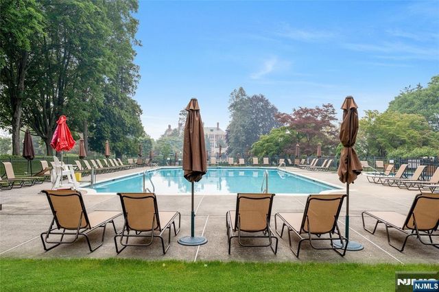 84 Walsh Drive, Mahwah, NJ 07430