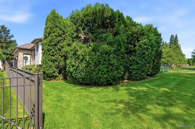 6786 Jasmine Dr Drive, Troy, MI 48098