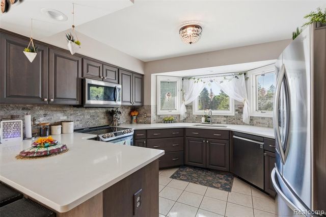 6786 Jasmine Dr Drive, Troy, MI 48098