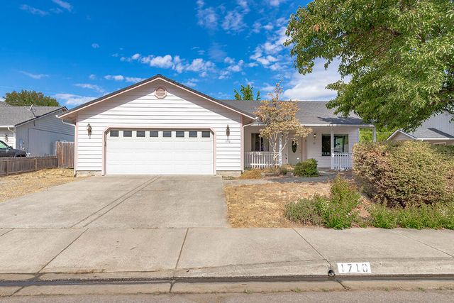 1710 Blue Moon Lane, Grants Pass, OR 97527