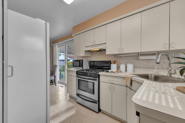 27511 Cambridge Street, Garden City, MI 48135