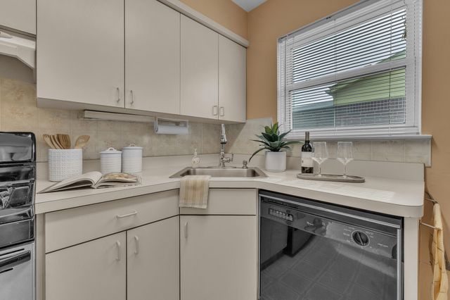 27511 Cambridge Street, Garden City, MI 48135