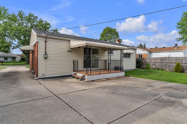 27511 Cambridge Street, Garden City, MI 48135
