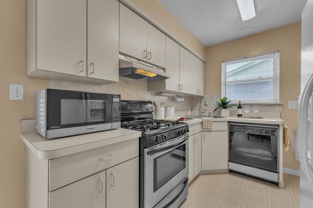 27511 Cambridge Street, Garden City, MI 48135