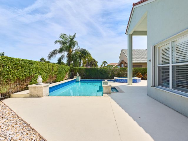 8282 Spyglass Drive, West Palm Beach, FL 33412