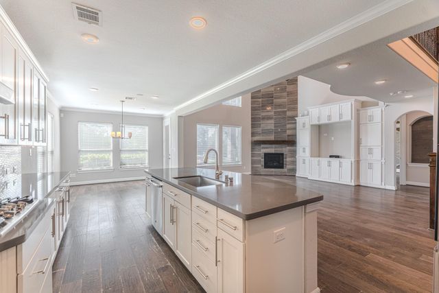 6 Winter Thicket Place, The Woodlands, TX 77375
