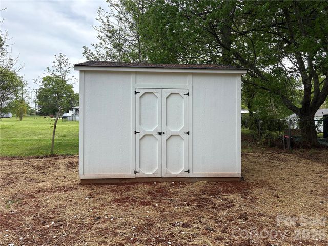 608 E Boston Avenue, Bessemer City, NC 28016