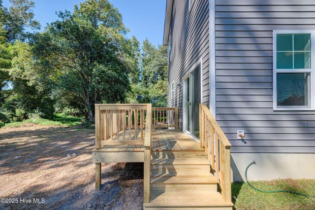 205 W Williams Street, Saint Helena, NC 28425