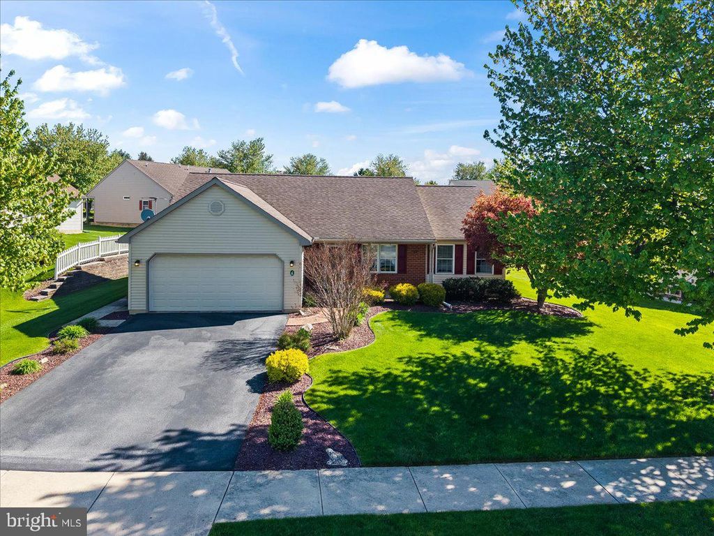 6 SPRINGHOUSE DR, Myerstown, PA 17067