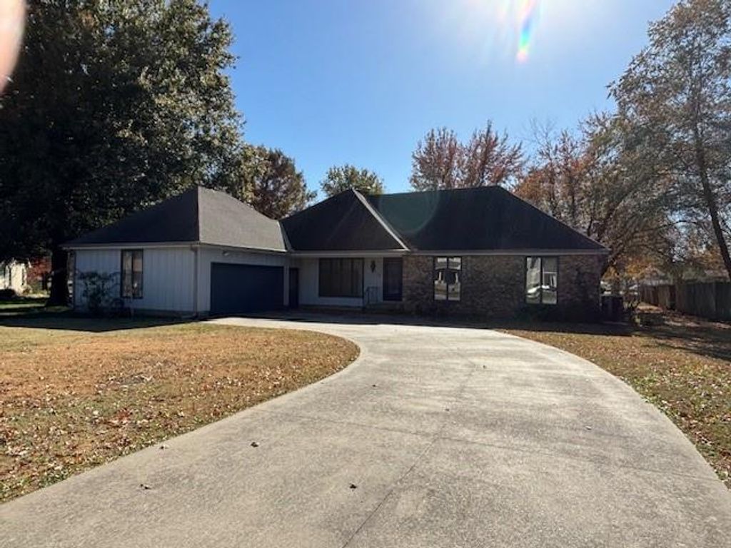 603 Lakeside Court, Girard, KS 66743