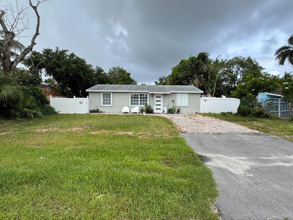4328 Pine Street, West Palm Beach, FL 33406