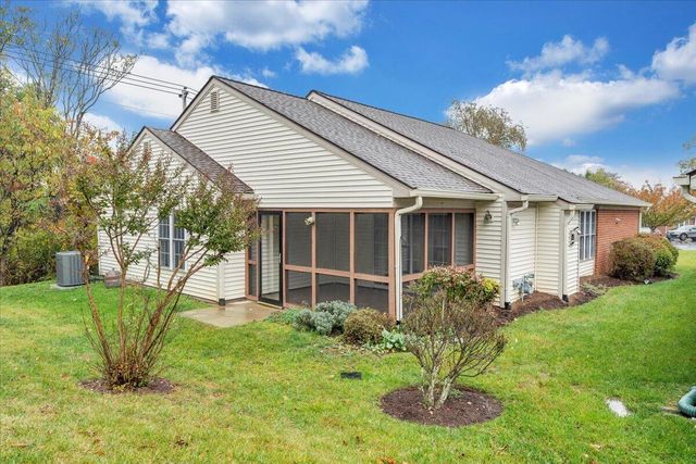 4558 Colonial Place DR, Roanoke, VA 24018