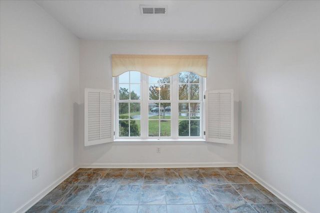 4558 Colonial Place DR, Roanoke, VA 24018