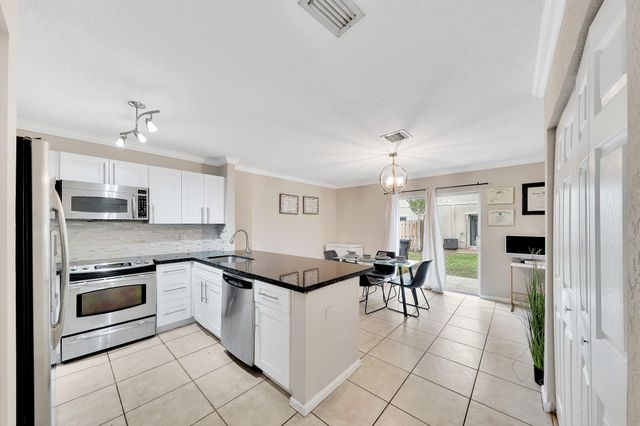 982 Summit Lake Drive, West Palm Beach, FL 33406
