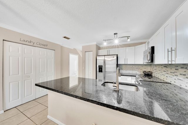 982 Summit Lake Drive, West Palm Beach, FL 33406
