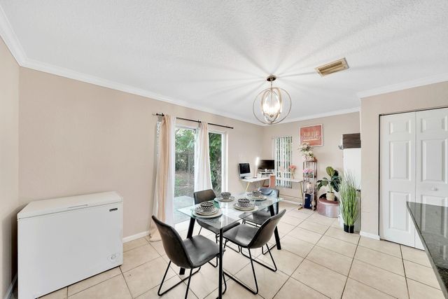 982 Summit Lake Drive, West Palm Beach, FL 33406