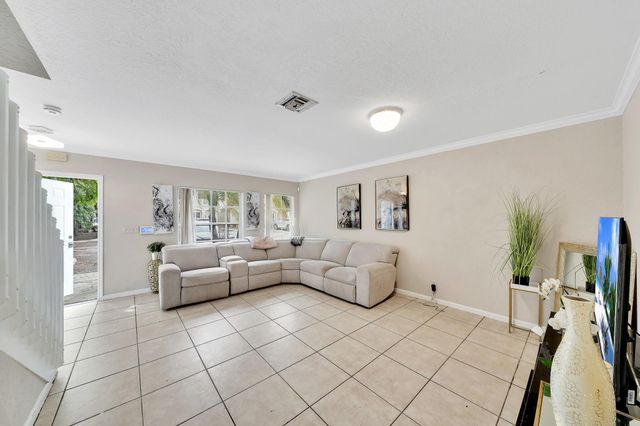982 Summit Lake Drive, West Palm Beach, FL 33406